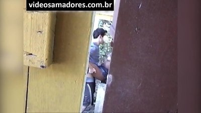 ווייור מצלם זוג צעיר בזיון עד שהוא מגלה קטעי וידאו